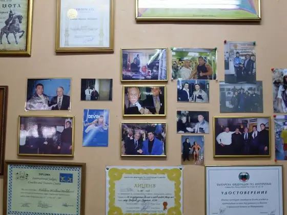 Стена в залата с документи и снимки