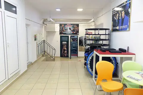 Фоайето на клуба с маси и столове
