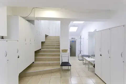 Шкафчета и стълбите към залата