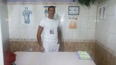Масажистът в масажния салон